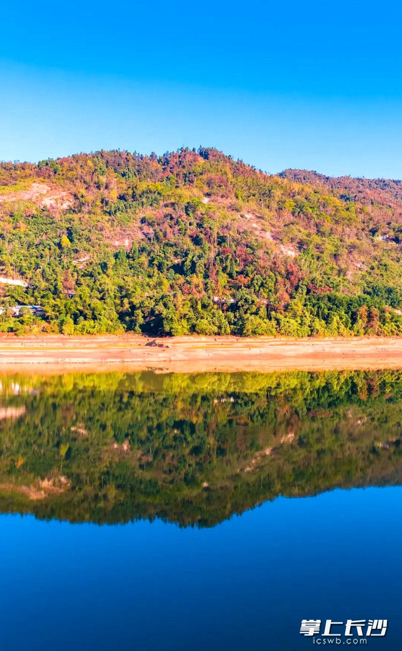 寺冲水库宛如一颗蓝绿色宝石镶嵌在山谷中。