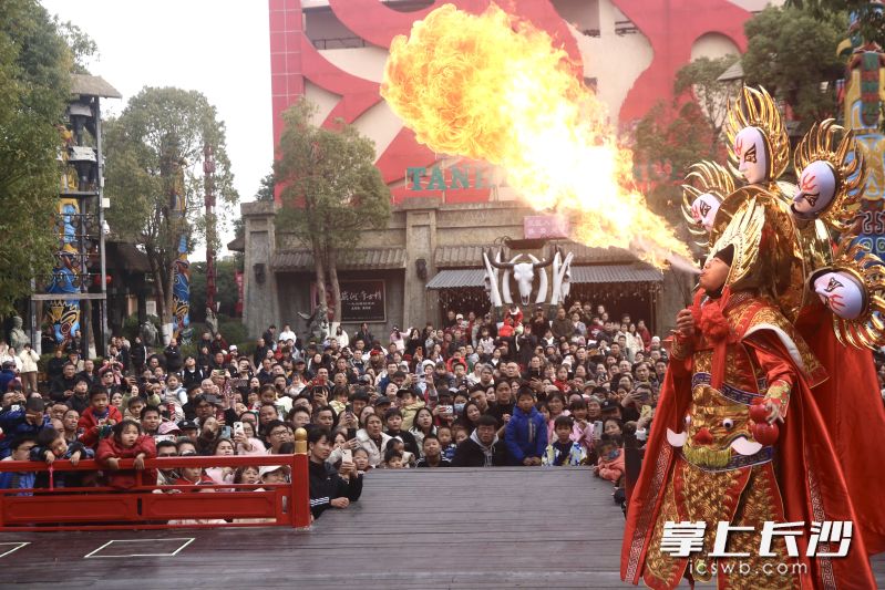 炭河古城的民俗特技表演特别受游客欢迎。 受访方供图 炭河古城的民俗特技表演特别受游客欢迎。 受访方供图