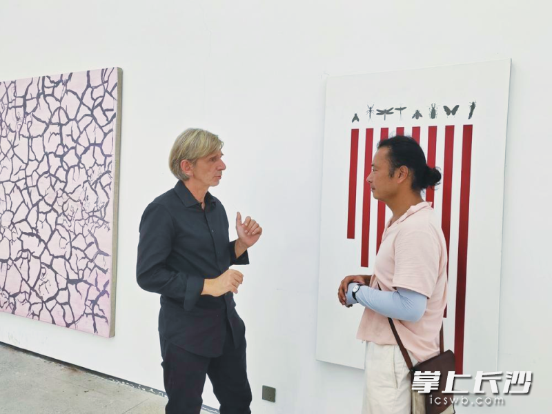 在煤炭坝五亩冲国际艺术区,法国艺术家希里尔(左)与中国艺术家交流。 长沙晚报通讯员 龙健玲 摄 在煤炭坝五亩冲国际艺术区,法国艺术家希里尔(左)与中国艺术家交流。 长沙晚报通讯员 龙健玲 摄
