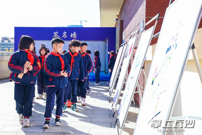 中嘉学校的同学们在观展。