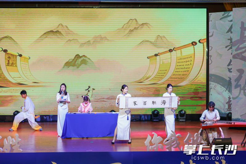 意大利华裔女孩邓伊倪现场书写“海联百家 同心筑梦”。