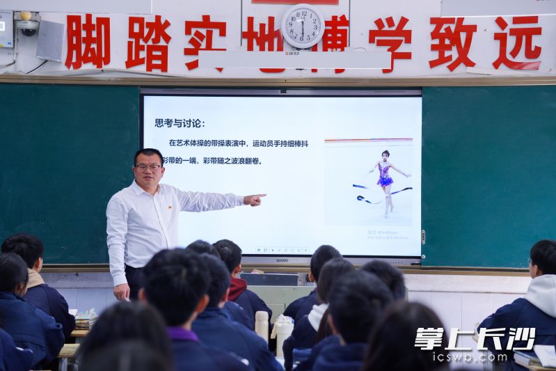 生动的课堂，让山区学生不再畏惧物理，他辅导的学生也接连斩获国家级、省级竞赛奖项。