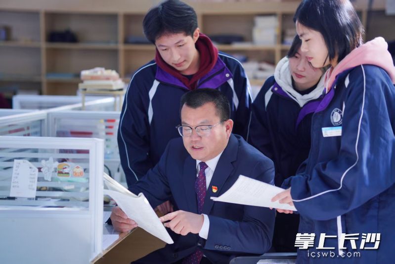 李盛华课后指导学生。