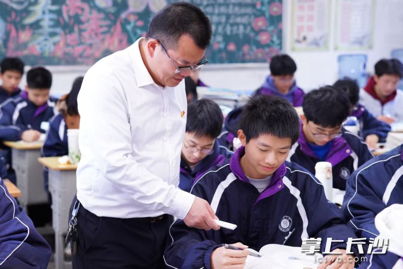 近日，教育部发布首批全国县域普通高中头雁教师岗位计划入选名单，长沙四人入选，李盛华老师就是其中之一。 均为学校供图