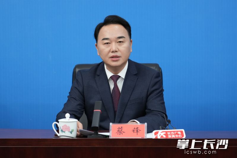 望城区委副书记、区长蔡锋回答记者提问。长沙晚报通讯员 黄卓鹏 摄