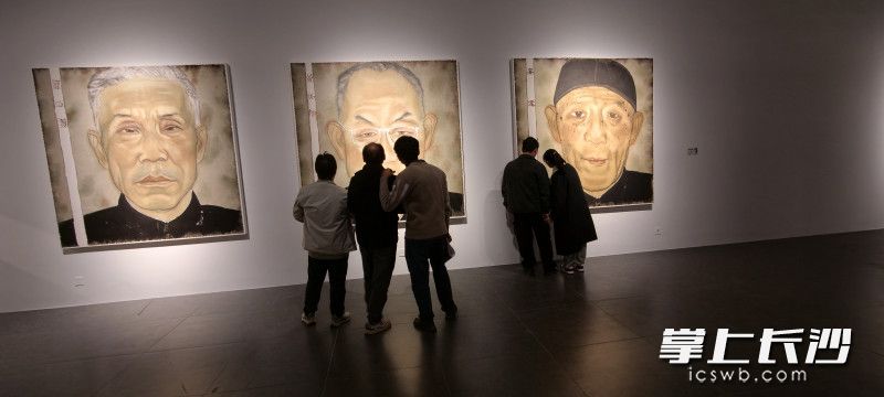 观众欣赏写意人物画。
