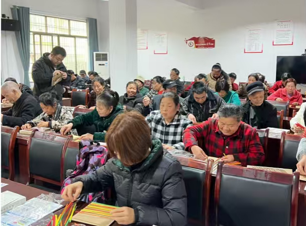 望城区中华岭村开展“同织反诈安全网 巧手竹编护平安”文明实践活动。通讯员供图 望城区中华岭村开展“同织反诈安全网 巧手竹编护平安”文明实践活动。通讯员供图