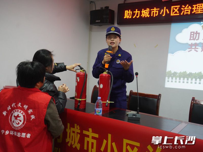 消防宣讲员给居民讲消防课。