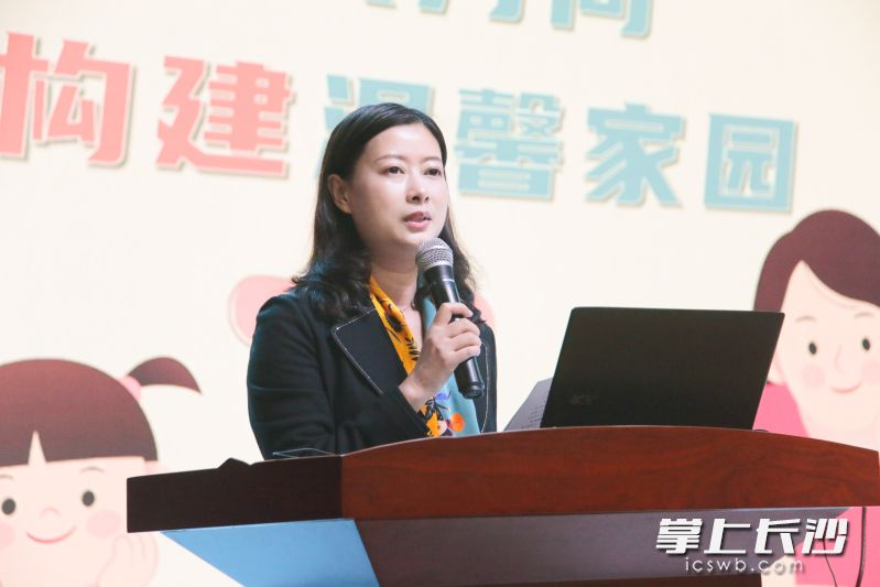 校长参与家长讲座。