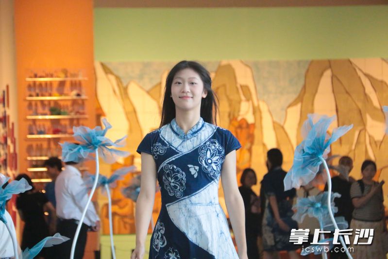 长沙市实验中学的学生们展示自主设计的蜡染服饰。照片均由学校提供