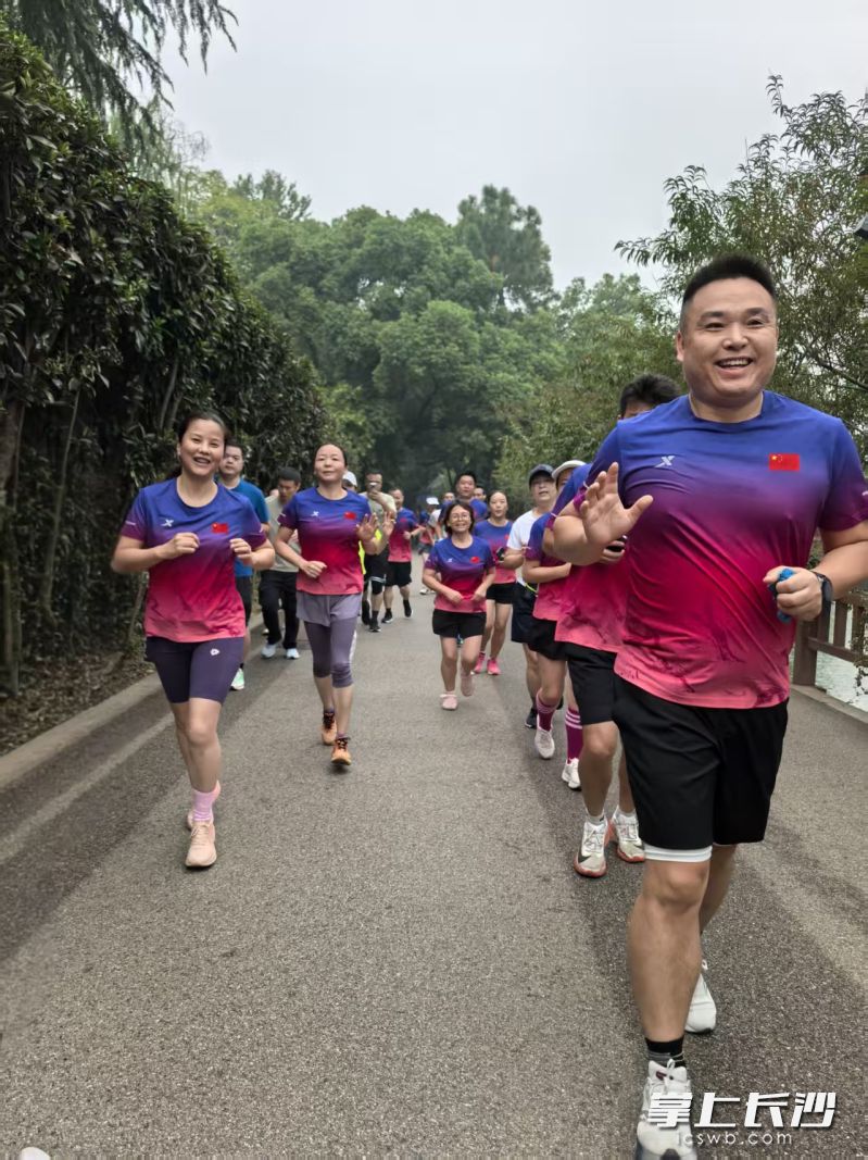 家校联动，带动孩子们跑起来。