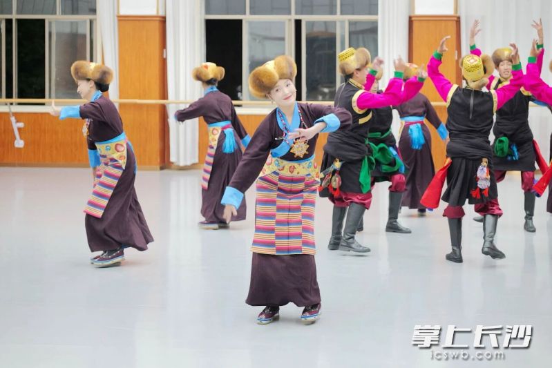 贡嘎县艺术团的演员们率先登场，藏戏、弦子舞、朗玛舞等经典作品轮番上演。