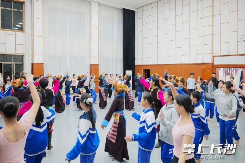 贡嘎县艺术团的演员老师们主动示范，热情指导长实学子学习藏族舞蹈基本动作。