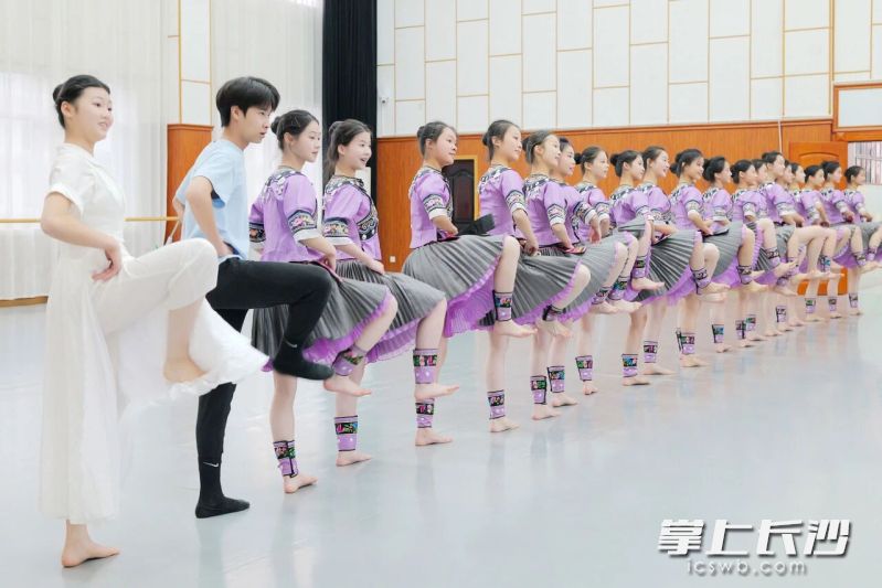 长沙市实验中学舞蹈团的同学们以原创作品《素履苗乡》《从来银杏不负秋》等节目回应。