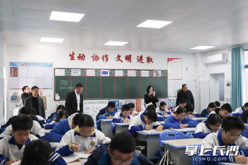 管理者们观摩“限时训练”课堂。