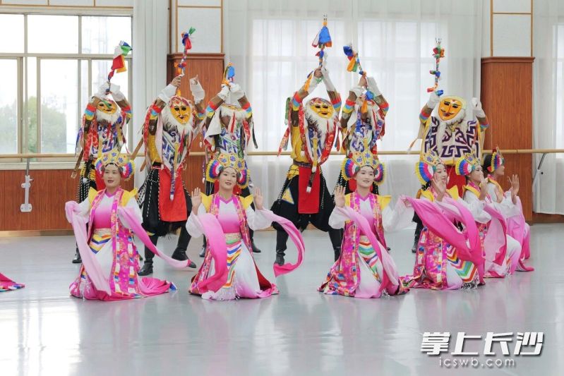 昨日，西藏自治区贡嘎县文旅局、贡嘎县艺术团一行走进长沙市实验中学校园，与该校舞蹈团师生开展以“舞”会友的文化交流活动。长沙晚报通讯员 刘懿夫 摄