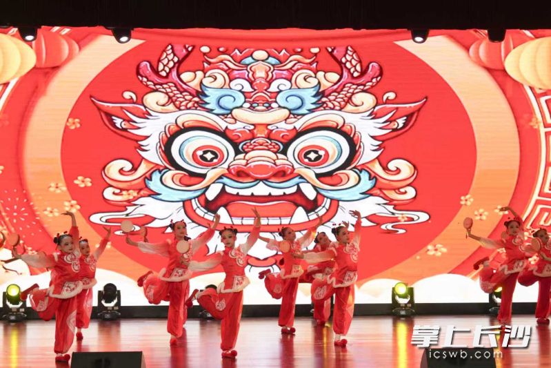 灵动的舞姿、悠扬的歌声、娴熟的演奏，充分展现了芙蓉学子扎实的艺术素养与昂扬的精神风貌，赢得现场观众阵阵掌声。