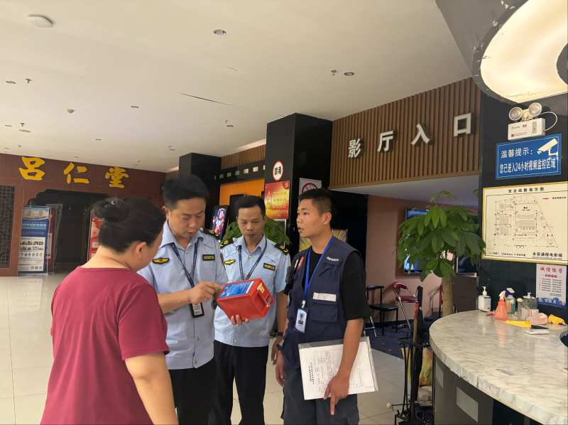 镇综合行政执法大队正在企业开展执法检查。