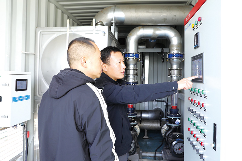 位于大瑶镇强盛村的“一体化超滤智慧水厂”内，工作人员正在调试设备。刘珂摄