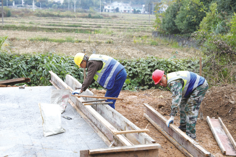 洞阳镇砰山村，工人们正在建设增压泵房。刘珂摄