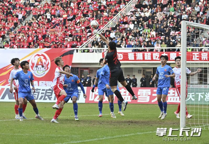 怀化队门将门前解围。