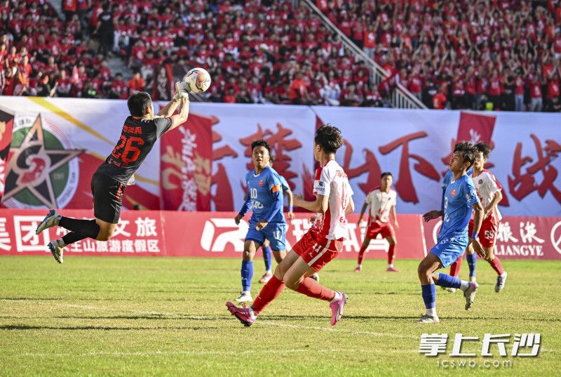 怀化队门将门前扑救。