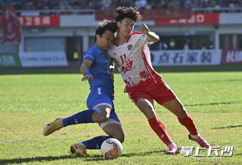 双方球员争抢球权。