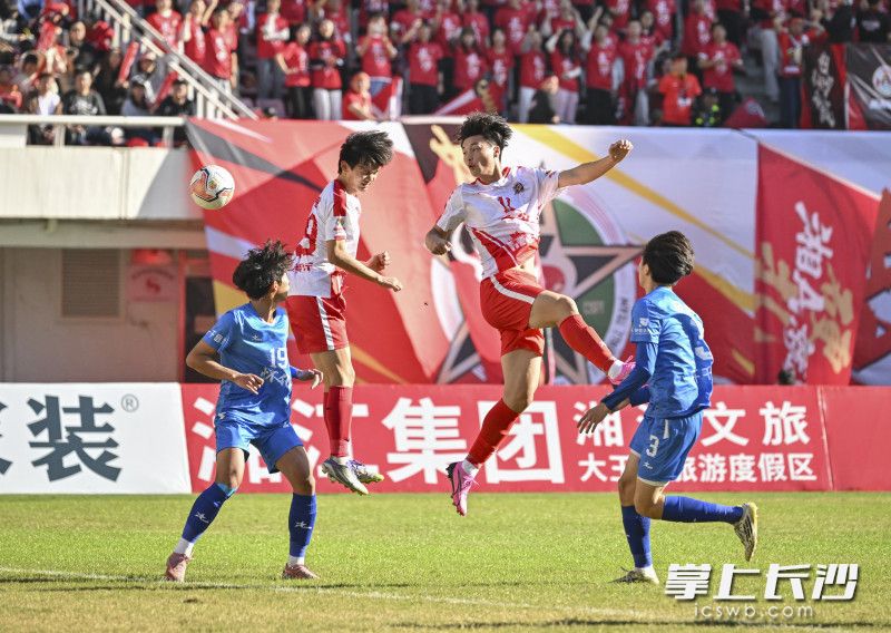 李章毓（右二）本场比赛梅开二度，成为球队最大功臣。 均为长沙晚报全媒体记者余劭劼摄