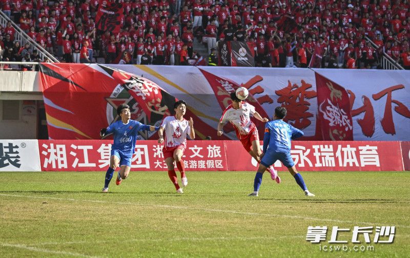 李章毓头球破门，为长沙队取得梦幻开局。 均为长沙晚报全媒体记者余劭劼摄