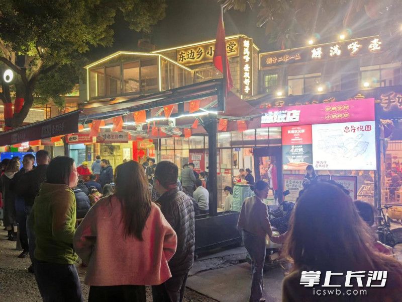 壹双好手口味饭店门口，顾客正在排队。