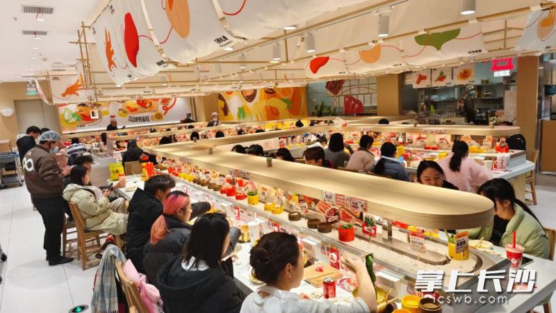 顾客正在盛香亭转转热卤店内用餐。均为通讯员供图