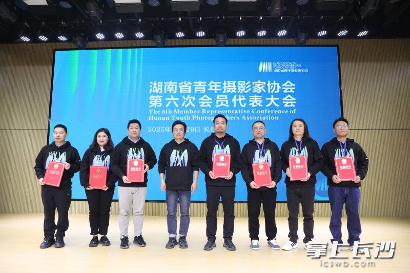 王飘岩、吕不、李奇、周沛、凌清、唐俊、黄启晴、黄晓亮为第六届理事会副主席,李奇为秘书长。 王飘岩、吕不、李奇、周沛、凌清、唐俊、黄启晴、黄晓亮为第六届理事会副主席,李奇为秘书长。