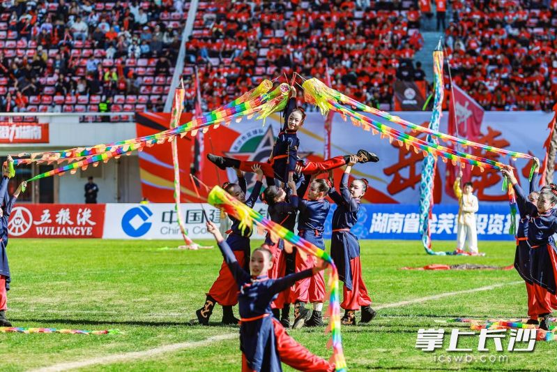 孩子们刚柔并济的表演，将武术的精气神与舞龙的韵律感完美结合。