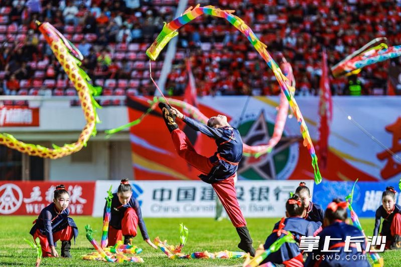 赛前演出中，《中华武龙》成为全场瞩目的焦点。 均为长沙晚报通讯员郭智勇供图