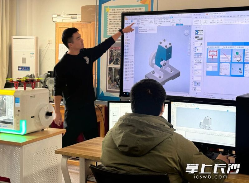 以“20分钟有生技能课堂”为载体开展实践成果验收。