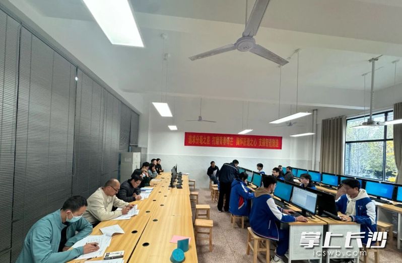 “青蓝工程”是长沙航天学校师资队伍建设的传统品牌项目，始终以“传帮带”机制激活教师队伍内生动力。