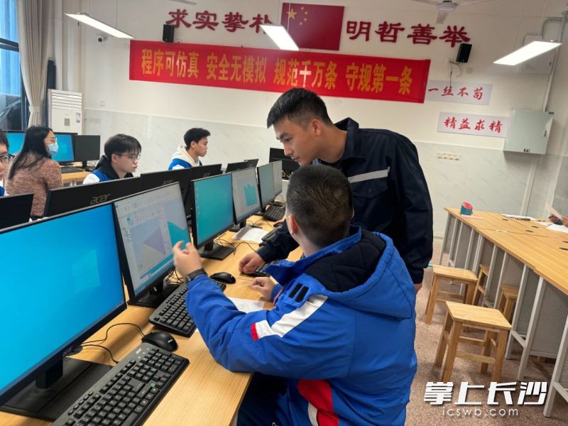 刘清清、孙文、余莉三位青年教师立足岗位各展所长。