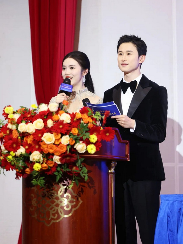 本次大会由李丹、天歌主持。 本次大会由李丹、天歌主持。