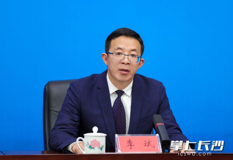 浏阳市鞭炮烟花产业发展中心党组书记、主任李斌回答记者提问。浏阳市委宣传部供图 浏阳市鞭炮烟花产业发展中心党组书记、主任李斌回答记者提问。浏阳市委宣传部供图