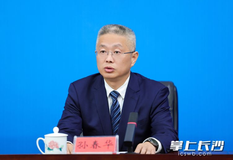 浏阳经开区党工委副书记、管委会主任孙春华回答记者提问。浏阳市委宣传部供图