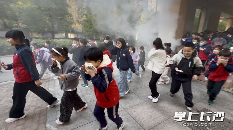 师生进行逃生疏散演练。 均为长沙晚报通讯员 王磊 供图
