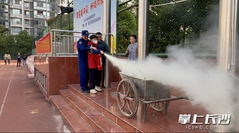 指导学生进行灭火实操。