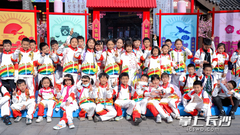 学生在游学打卡。