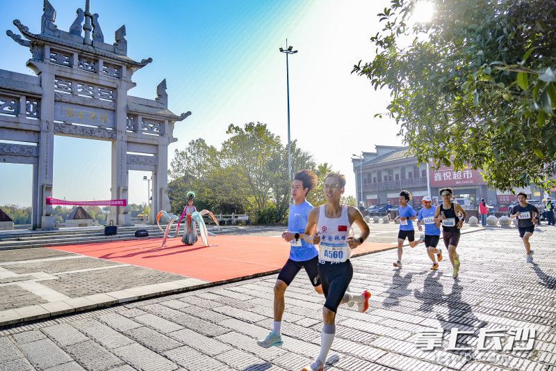 今日上午,长沙市第三届乡村欢乐跑暨四季花海跑(靖港站)在有“戏窝子”之称的望城区靖港古镇启幕。 均为长沙晚报全媒体记者 王志伟 摄 今日上午,长沙市第三届乡村欢乐跑暨四季花海跑(靖港站)在有“戏窝子”之称的望城区靖港古镇启幕。 均为长沙晚报全媒体记者 王志伟 摄