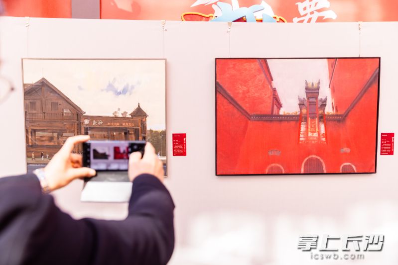 市民、游客用手机定格喜欢的作品。