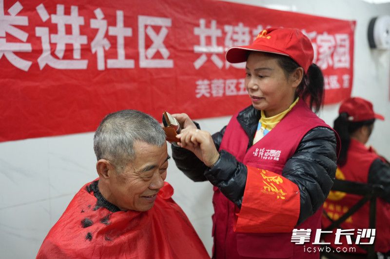 “银发先锋自治队”定期为社区老人提供生活服务。