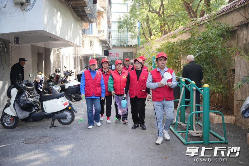 “银发先锋自治队”在社区内巡逻。