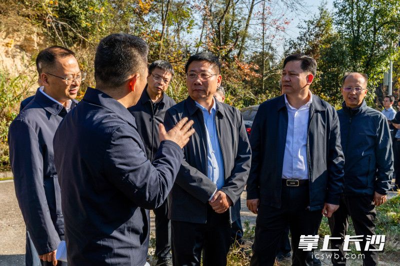 陈博彰在飘峰山开展巡林并督导森林防灭火工作。均为长沙晚报全媒体记者 董阳 摄