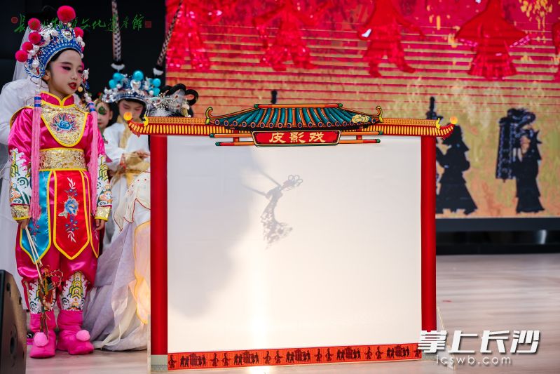 汇报演出现场，皮影戏与童真表达碰撞出别样火花。