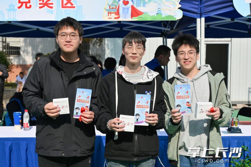 学生们手持集章卡合影留念。